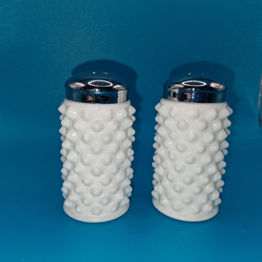 Fenton Milk Glass Hobnail Vintage Salt&Pepper Shakers Collectable EUC